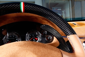 Innenteile, wie z.B das Lenkrad des Maserati 4200, können mit Sichtcarbon veredelt werden