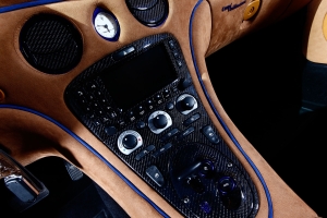 Consoles in the interior of the Maserati 4200 can be finished with visible carbon