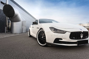 Grosse schwarze Alufelgen, massiv und dennoch anschmiegsam, passend für den Maserati Ghibli