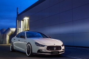 Frontschachteinsätze und Frontlippenansätze verleihen dem Maserati Ghibli ein noch sportlicheres Auftreten