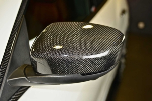 Mirror caps made of carbon for the Maserati Levante ensure a noble appearance