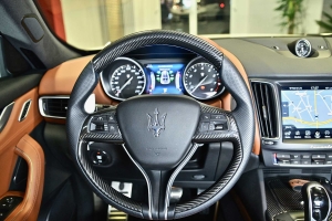 Even on the steering wheel of the Maserati Levante refinements made of carbon are possible