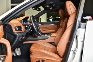 The vehicle interior offers great conditions for noble highlights