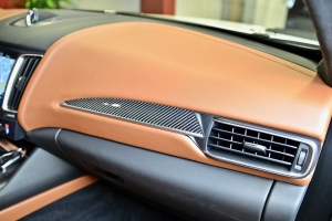 Innenraum-Tuning mit Carbon für den Maserati Levante