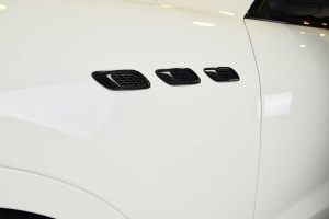 Side air inlets made of carbon for the Maserati Levante