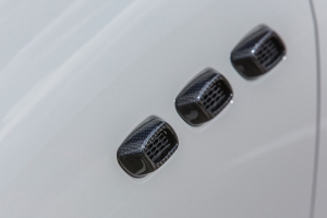 Air inlets made of carbon for the fender of the Maserati Levante